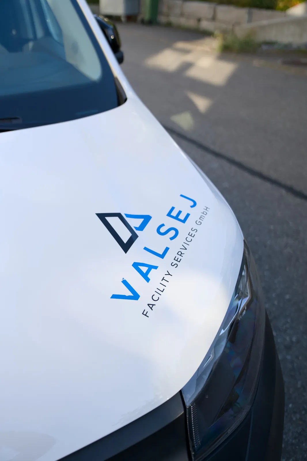 valsej firmenfahrzeug logo motorhaube